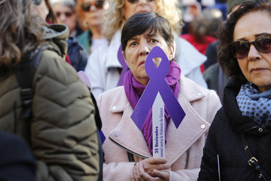 Miles de personas han salido a las calles de Gijón este 25 de noviembre para expresar su rechazo hacia la violencia de género y reivindicar una justicia alejada de concepciones machistas y patriarcales.