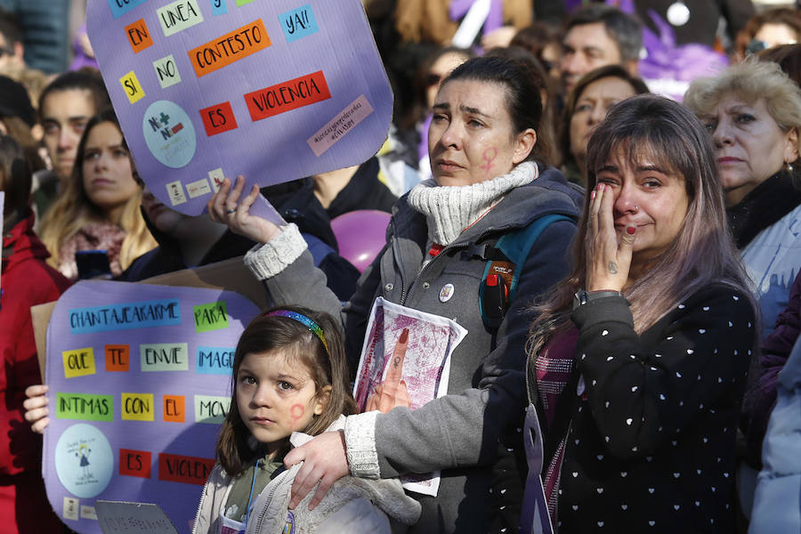 Miles de personas han salido a las calles de Gijón este 25 de noviembre para expresar su rechazo hacia la violencia de género y reivindicar una justicia alejada de concepciones machistas y patriarcales.