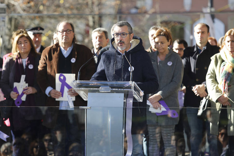 Miles de personas han salido a las calles de Gijón este 25 de noviembre para expresar su rechazo hacia la violencia de género y reivindicar una justicia alejada de concepciones machistas y patriarcales.