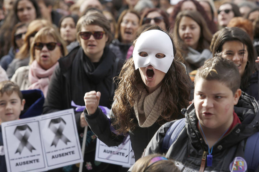 Miles de personas han salido a las calles de Gijón este 25 de noviembre para expresar su rechazo hacia la violencia de género y reivindicar una justicia alejada de concepciones machistas y patriarcales.