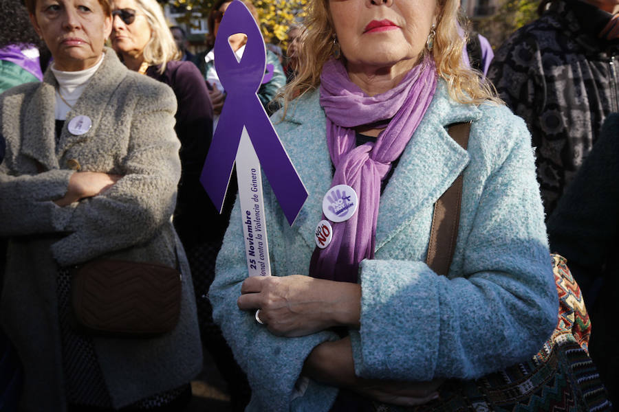 Miles de personas han salido a las calles de Gijón este 25 de noviembre para expresar su rechazo hacia la violencia de género y reivindicar una justicia alejada de concepciones machistas y patriarcales.