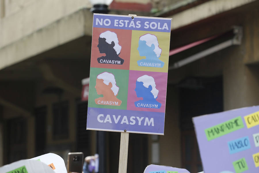 Miles de personas han salido a las calles de Gijón este 25 de noviembre para expresar su rechazo hacia la violencia de género y reivindicar una justicia alejada de concepciones machistas y patriarcales.