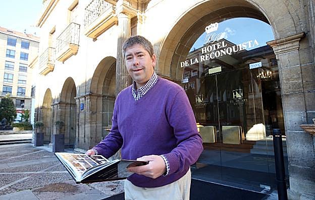 Ánder Azcárate, a las puertas del Hotel de la Reconquista, su principal base de operaciones. 