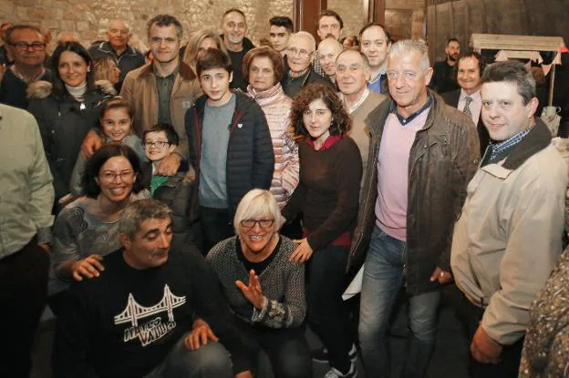 Gustavo Costales, con su mujer, Emilse, en el centro; su hijo Gustavo (con chaqueta marrón, a la izquierda), sus nietos, vecinos; el alcalde, Alejandro Vega, y el edil popular José Manuel Felgueres. 