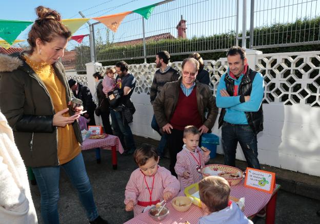 Niños y mayores durante la celebración en El Bibio. :: A. FLÓREZ