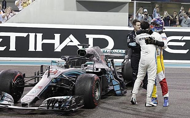 Hamilton felicitando a Alonso una vez terminado el GP de Abu Dabi