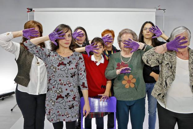 Loli Valiente, Bárbara Rodríguez, Lucía Lobato, Sara Núñez, Mercedes Fernández, Tina Fernández, María Fúnez y Ángeles Álvarez posan con las manos pintadas de malva.