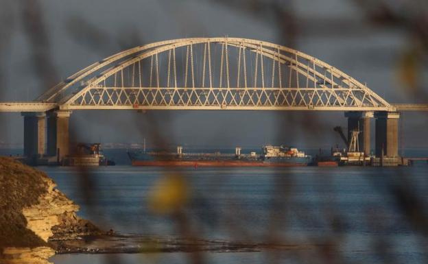 Puente sobre el estrecho de Kerch, que une Rusia con Crimea. 