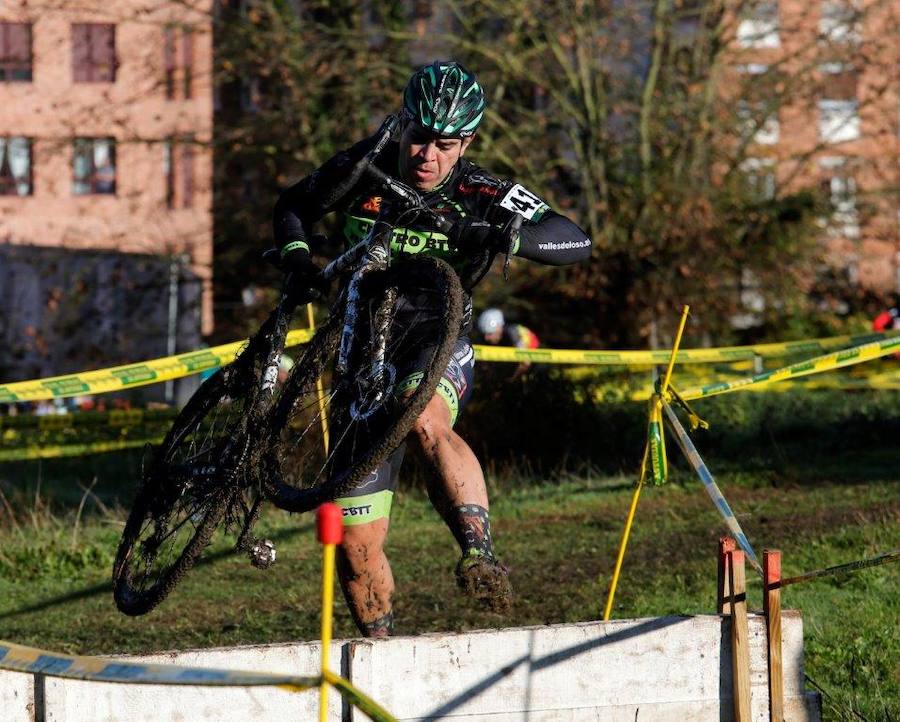 Más de 200 deportistas han participado en el 49 Ciclocross de la Tenderina. Esta prueba, disputada en los prados del Mercadín, es una de las clásicas de la disciplina en España. 