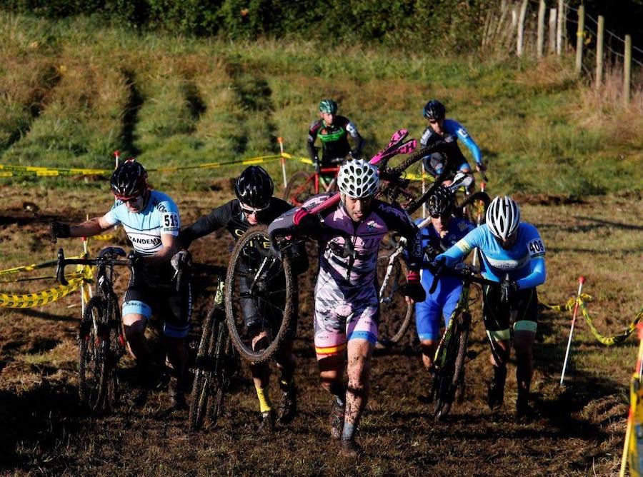 Más de 200 deportistas han participado en el 49 Ciclocross de la Tenderina. Esta prueba, disputada en los prados del Mercadín, es una de las clásicas de la disciplina en España. 