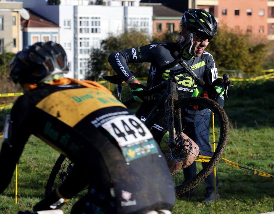 Más de 200 deportistas han participado en el 49 Ciclocross de la Tenderina. Esta prueba, disputada en los prados del Mercadín, es una de las clásicas de la disciplina en España. 