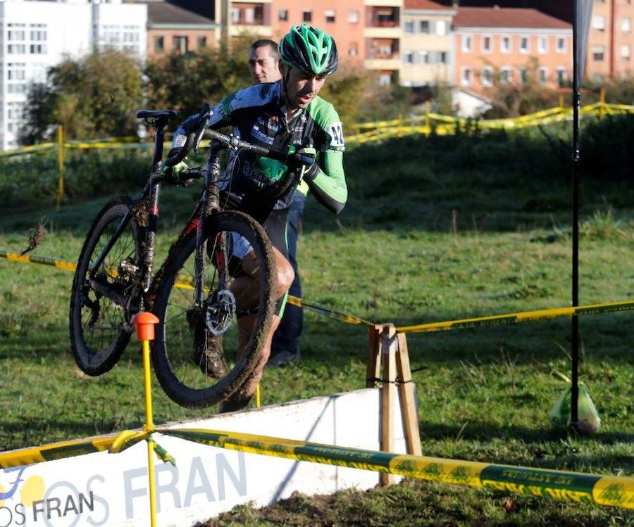 Más de 200 deportistas han participado en el 49 Ciclocross de la Tenderina. Esta prueba, disputada en los prados del Mercadín, es una de las clásicas de la disciplina en España. 