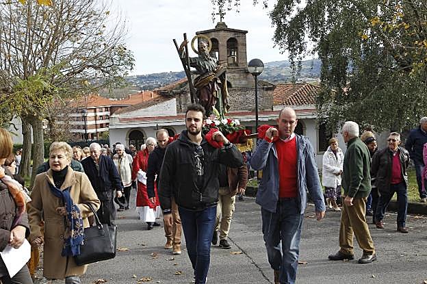 La imagen de San Andrés, durante la procesión por las inmediaciones de la iglesia. 