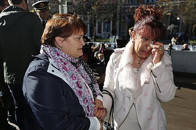 Loli Prieto y Carmen Borrego, en el quiosco de música. 
