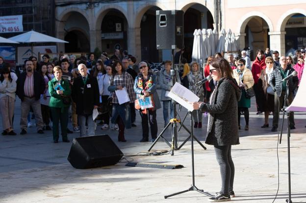 Laura Torres, de Abierto Asturias, fue la encargada de leer el maniesto del 25 de noviembre. 