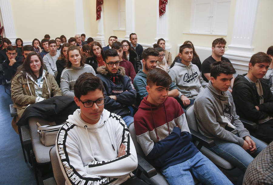 La presidente deL Congreso anunció la entrega de la Gran Cruz de la Orden Civil de Alfonso X El Sabio a Luis Felipe Fernández, impulsor de las jornadas, así como la Placa de Honor de Alfonso X El Sabio a los institutos de Ibias y Vegadeo