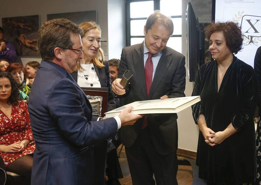 La presidente deL Congreso anunció la entrega de la Gran Cruz de la Orden Civil de Alfonso X El Sabio a Luis Felipe Fernández, impulsor de las jornadas, así como la Placa de Honor de Alfonso X El Sabio a los institutos de Ibias y Vegadeo