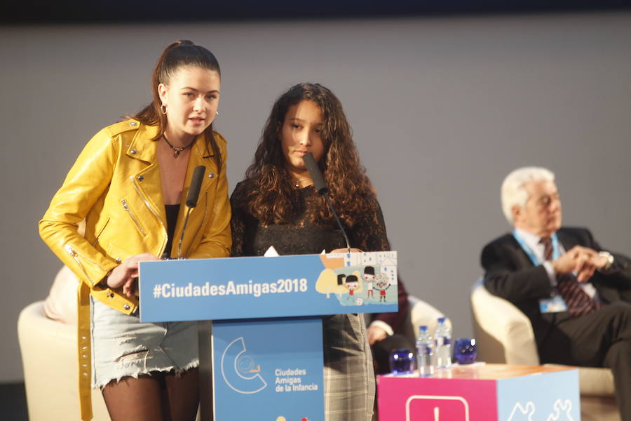 UNICEF, el Ministerio de Sanidad, la Federación Española de Municipios y Provincias y el Instituto Universitario de 'Necesidades y Derechos de la Infancia y la Adolescencia' hicieron entrega de estos premios en Oviedo.