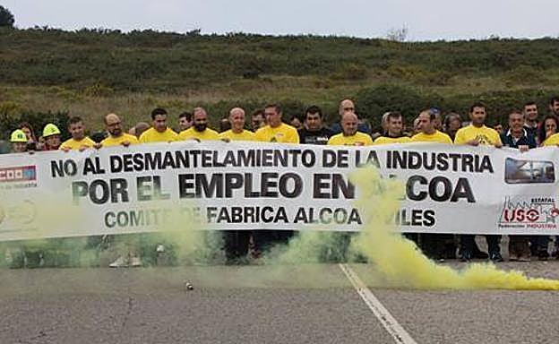 Alcoa amplía un mes la negociación de los despidos