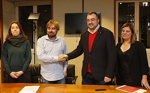 Daniel Ripa y Adrián Barbón, tras la firma del acuerdo.