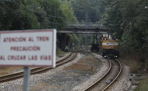 Obras de reparación del desprendimiento en el túnel de Carbayín que obligó a interrumpir la circulación ferroviaria el pasado verano. / J. C. ROMÁN