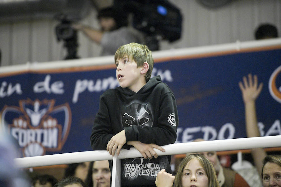 El conjunto ovetense logra su segunda victoria en Pumarín en una tarde marcada por los mensajes de apoyo al recién lesionado Fran Cárdenas