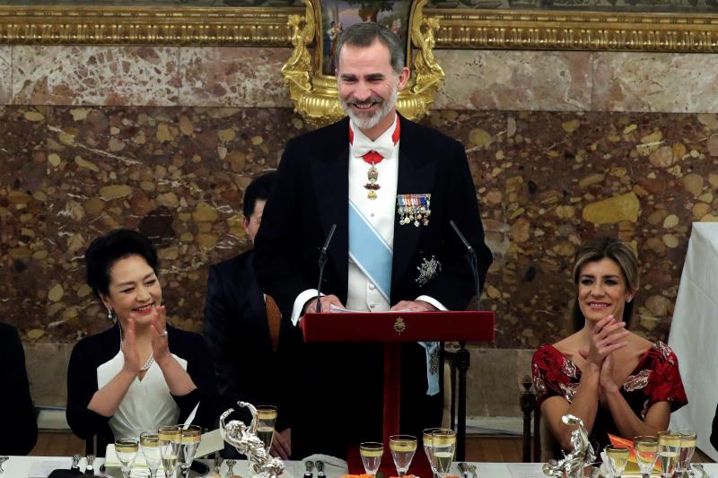 Begoña López apostó por un diseño rojo del asturiano Marcos Luengo. La Reina Letizia, todo al negro con un Varela que cedía el protagonismo a su flamante tiara. 