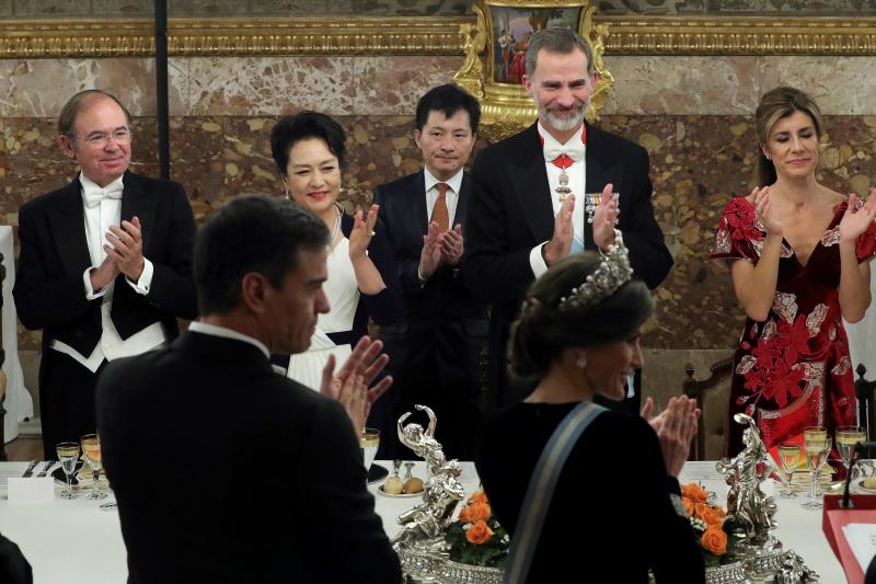 Begoña López apostó por un diseño rojo del asturiano Marcos Luengo. La Reina Letizia, todo al negro con un Varela que cedía el protagonismo a su flamante tiara. 