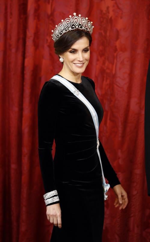 Begoña López apostó por un diseño rojo del asturiano Marcos Luengo. La Reina Letizia, todo al negro con un Varela que cedía el protagonismo a su flamante tiara. 