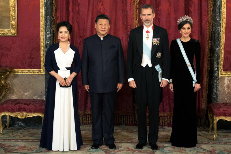Begoña López apostó por un diseño rojo del asturiano Marcos Luengo. La Reina Letizia, todo al negro con un Varela que cedía el protagonismo a su flamante tiara. 