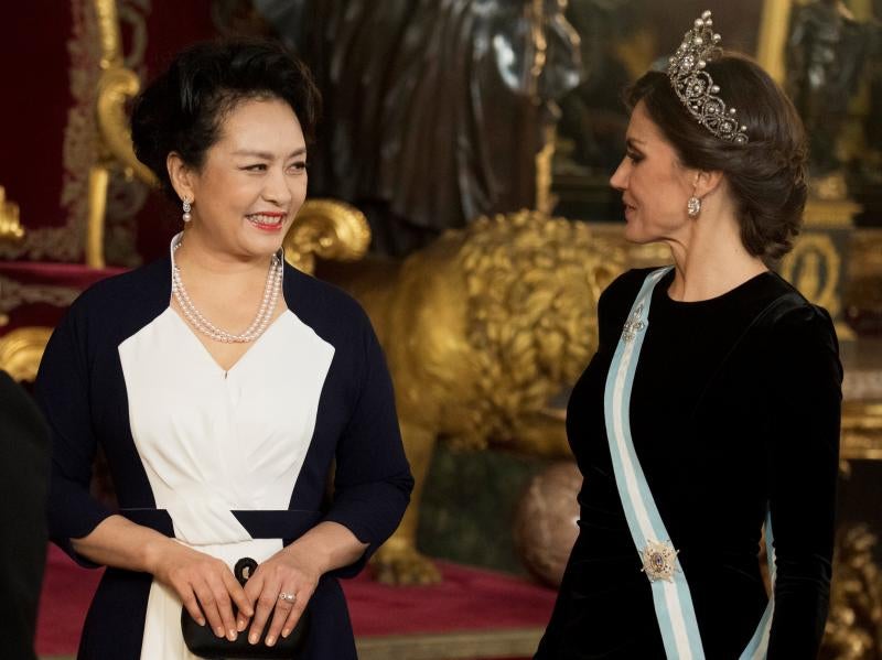 Begoña López apostó por un diseño rojo del asturiano Marcos Luengo. La Reina Letizia, todo al negro con un Varela que cedía el protagonismo a su flamante tiara. 