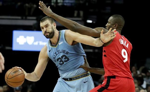 Marc Gasol protege el balón del intento de robo de Ibaka en el Grizzlies-Raptors.