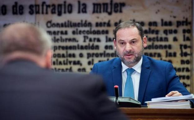 El ministro de Fomento, José Luis Ábalos, durante su comparecencia ante la Comisión de Industria del Senado para explicar la líneas generales de su ministerio. 