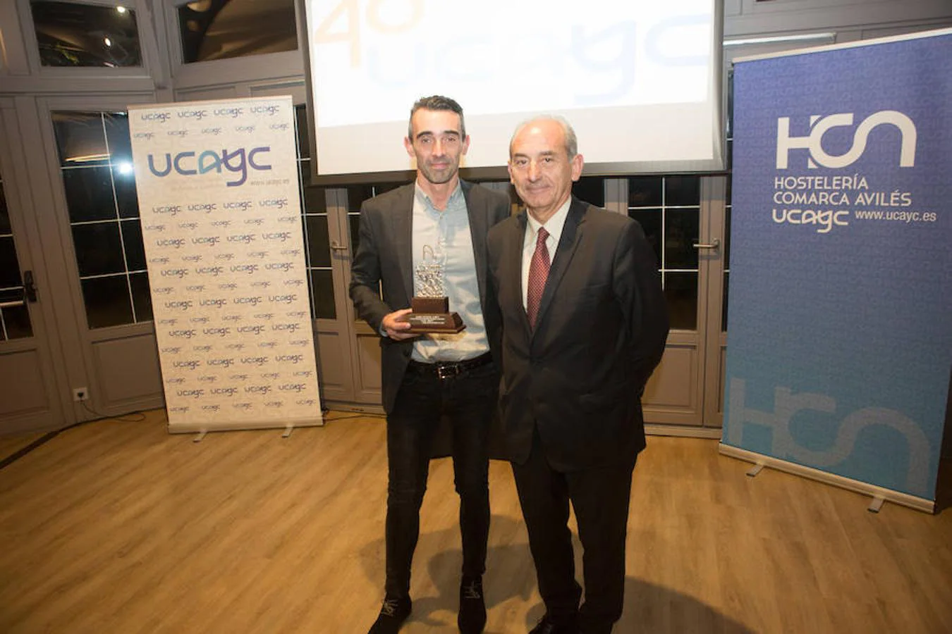 Daniel Clavel, de Proun Media, fue el ganador del premio a la mejor Iniciativa Empresarial en el sector de Empresas. El presidente de la Cámara de Comercio, Luis Noguera, le entregó el premio..