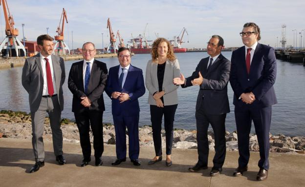 Rubén Marín, Santiago Rodríguez Vega, Laureano Lourido, Ornella Chacón, Fernando Lastra y José Luis Barettino, en El Musel. 