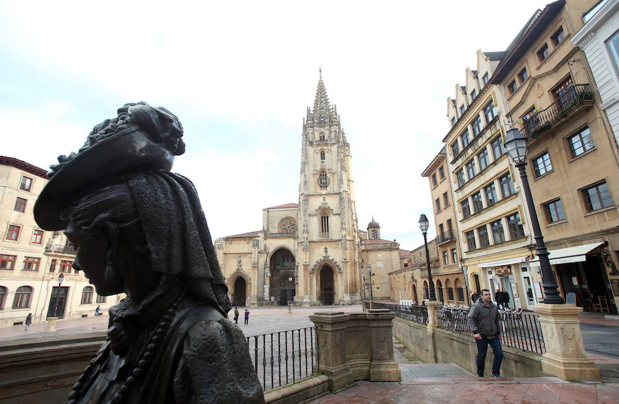 Plaza de la Catedral, con la escultura de Ana Ozores en primer plano