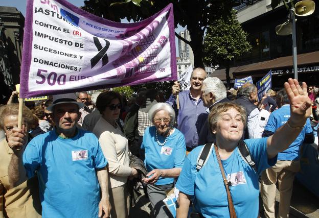 Manifestación en Oviedo para reclamar la supresión del impuesto de Sucesiones, en abril del pasado año. 