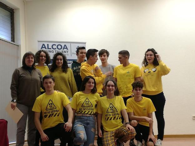 Los alumnos del instituto langreano Jerónimo González posan con las camisetas junto a su profesora tras el concurso. 