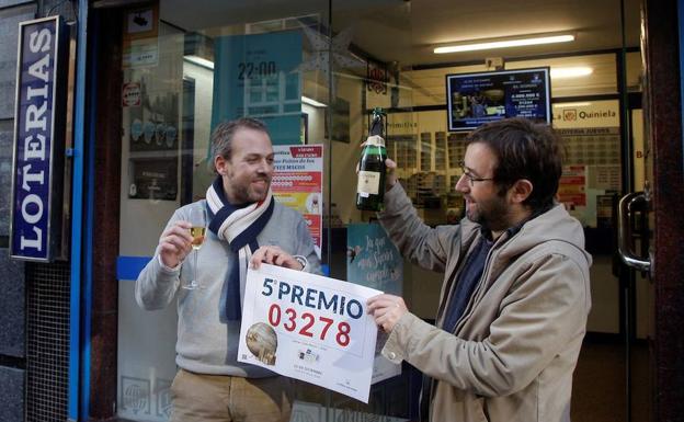 Dos hombres celebran un quinto premio. 