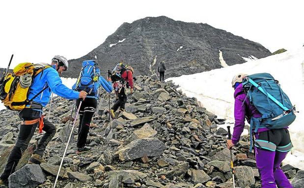 Un grupo de montañeros asciende por el corredor Goûter, de la vía normal del Mont Blanc, el pasado mes de agosto.