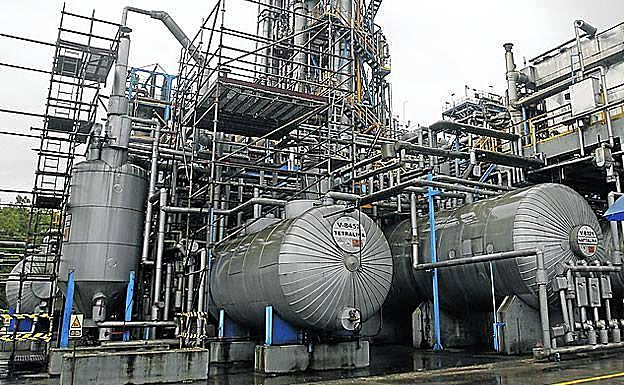 Dos trabajadores de Química del Nalón, muy graves tras electrocutarse