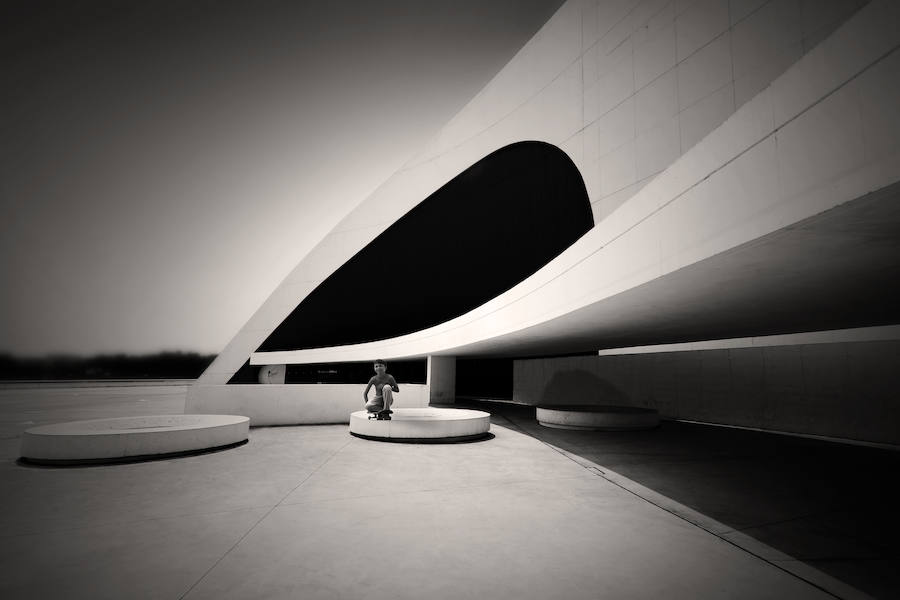 Fotos ganadoras del concurso de EL COMERCIO | Junio. José Reyes Blezunce. Desde Cataluña viajó este fotógrafo nacido en Huelva para dejarnos esta foto que tituló ‘Niemeyer’. Arquitectura en imagen.
