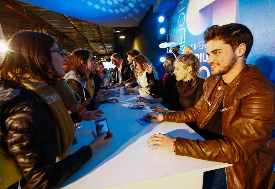 Más de dos mil personas hacen cola para que los concursantes del mediático programa les firmen el disco