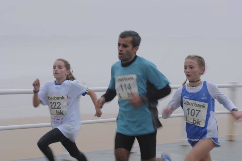 Más de 300 personas participan en la 19ª Carrera contra el SIDA en Gijón.