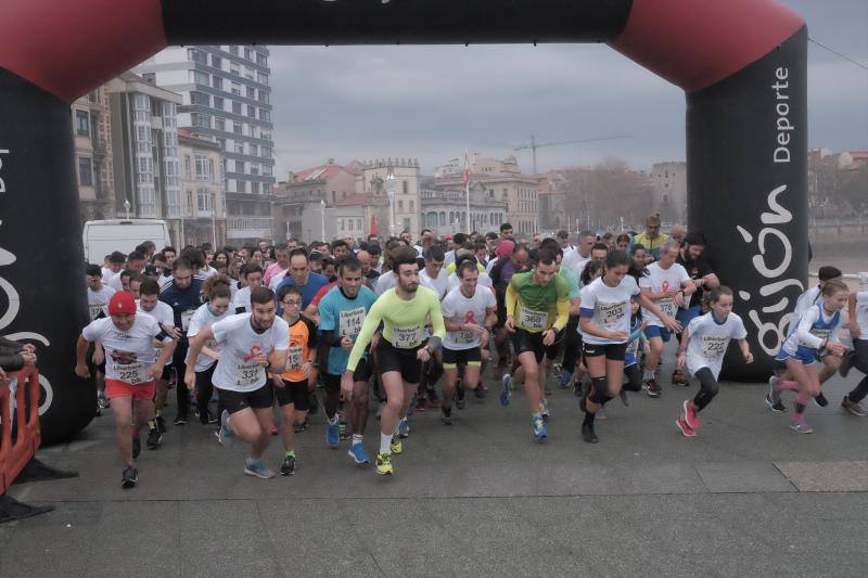 Más de 300 personas participan en la 19ª Carrera contra el SIDA en Gijón.