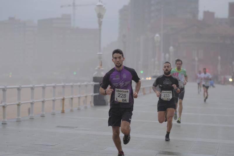 Más de 300 personas participan en la 19ª Carrera contra el SIDA en Gijón.