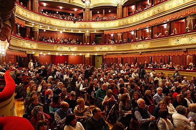 El público llenó el coliseo avilesino. 