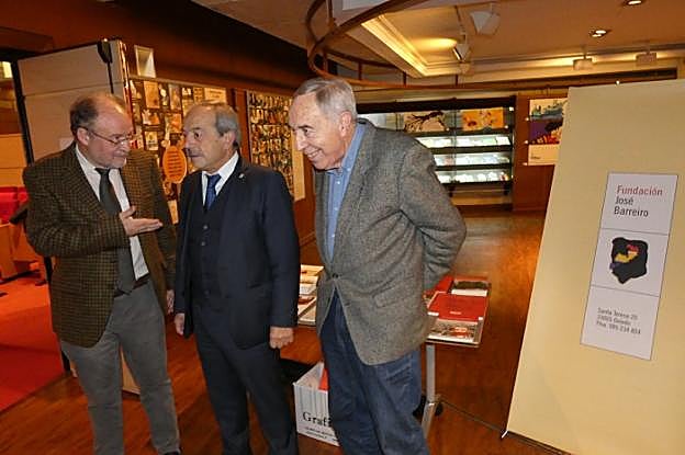Leopoldo Tolivar, a la izquierda, conversa con Wenceslao López y Adolfo Fernández. 