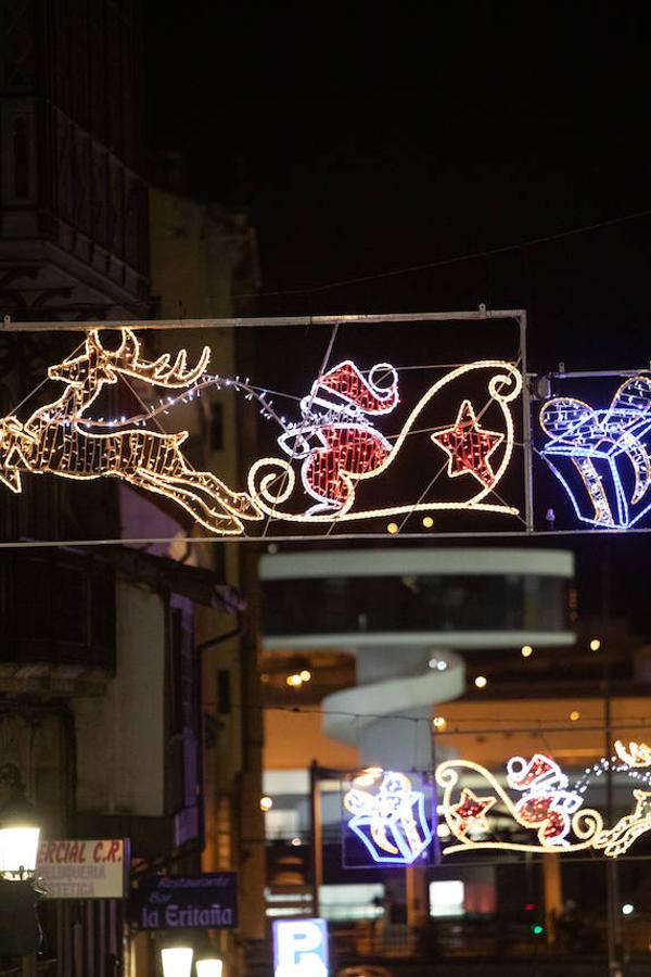 Las calles del casco histórico de Avilés y del barrio de La Luiz ya lucen el alumbrado navideño tras el acto simbólico celebrado en la plaza de España.