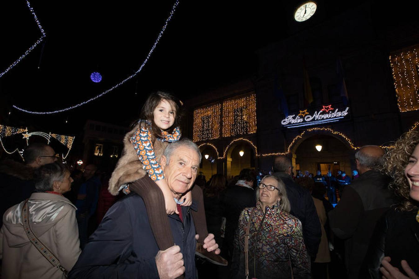 Las calles del casco histórico de Avilés y del barrio de La Luiz ya lucen el alumbrado navideño tras el acto simbólico celebrado en la plaza de España.